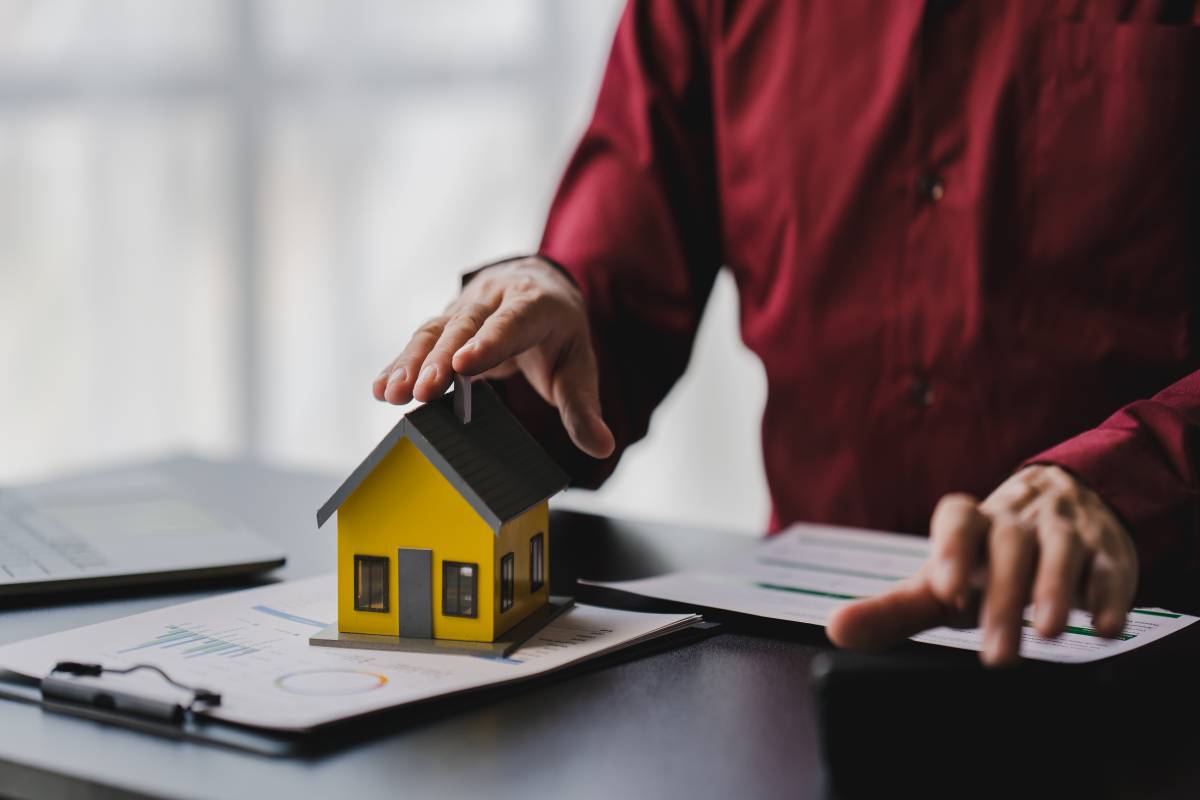 Real estate agents deliver replica homes to clients, mortgages,