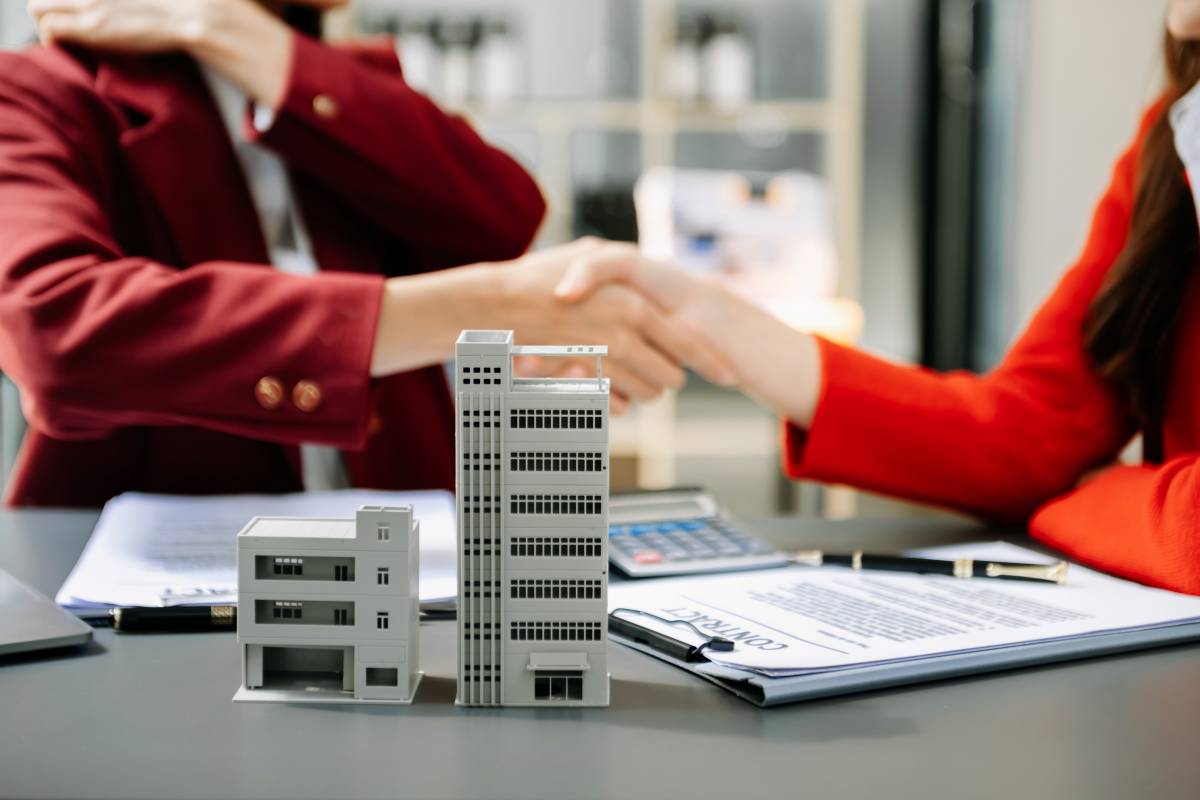 Signing a contract. Client and broker agent, lease agreement, s