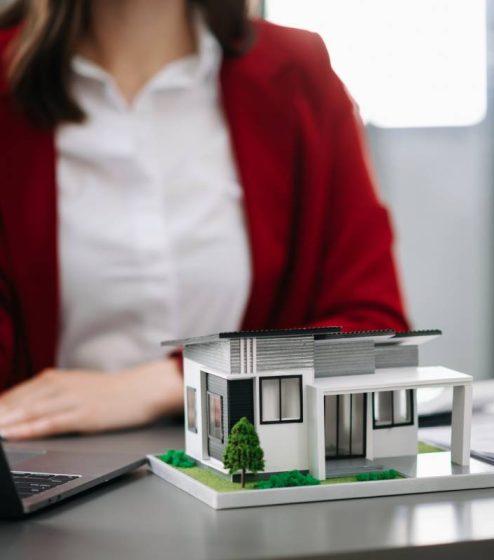 Salesman Hands On House Model , Small Toy House Small Mortgage P Salesman Hands On House Model , Small Toy House Small Mortgage Property insurance and concepts real estate